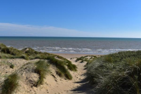 Beach Retreat in Camber, opposite the beach - family friendly